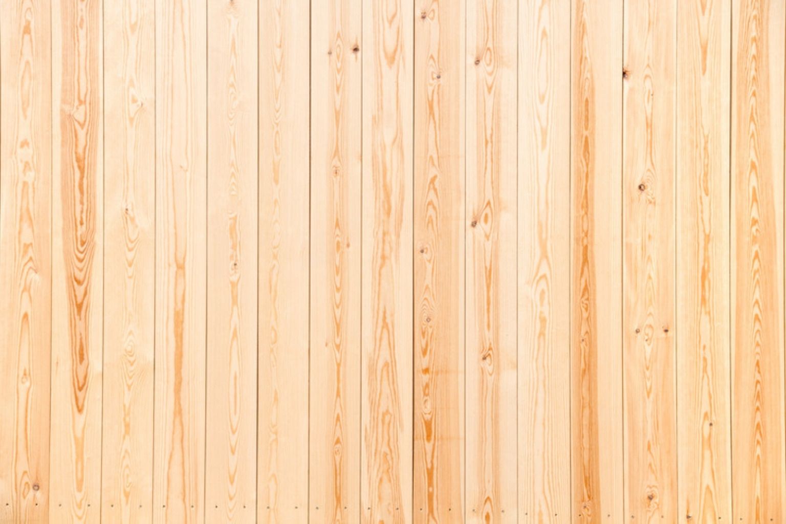 Lyse fyrreplanker lagt side om side set oppefra