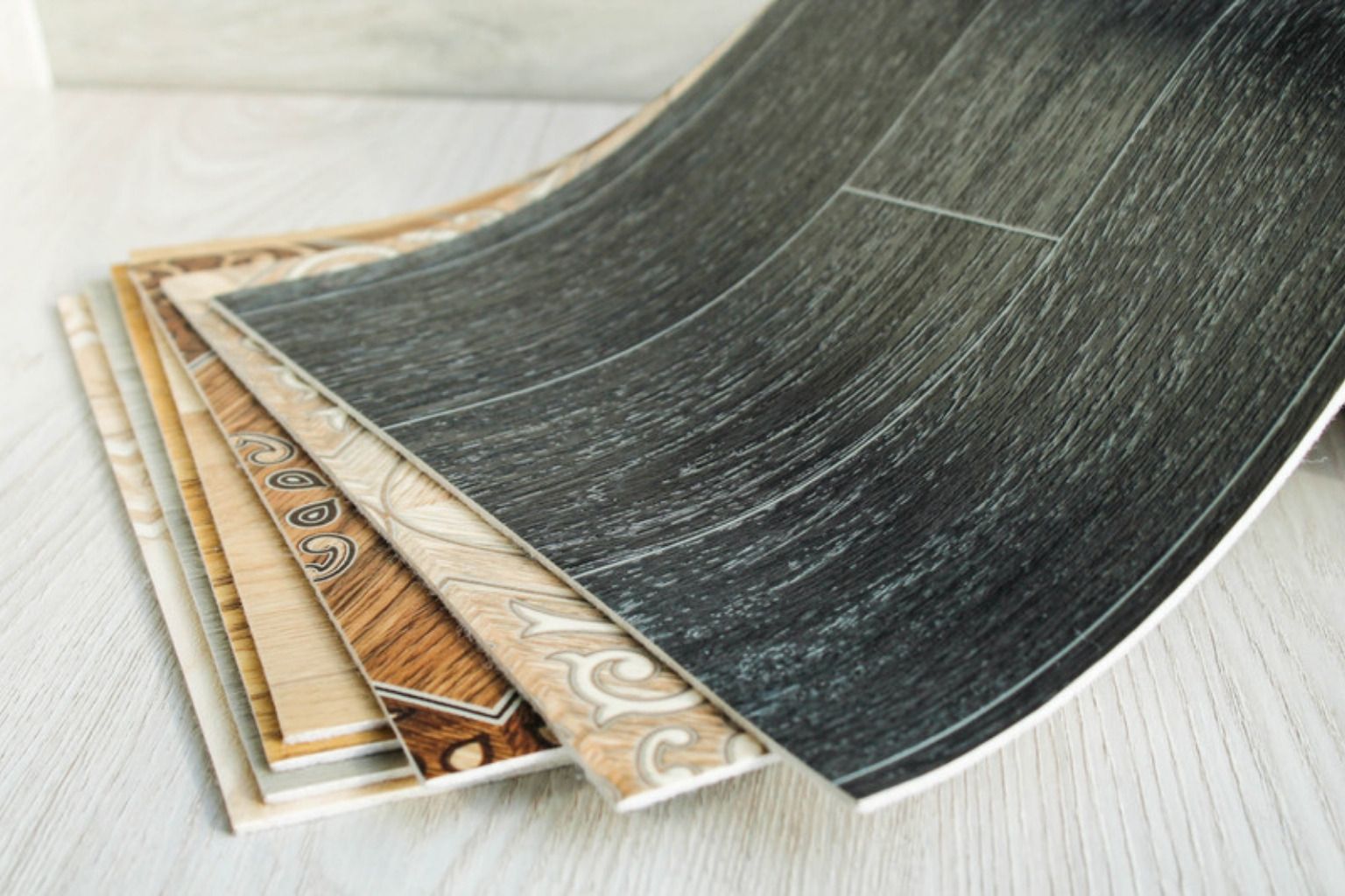 Prøver på linoleum og vinyl i forskellige farver og mønstre lagt i vifte